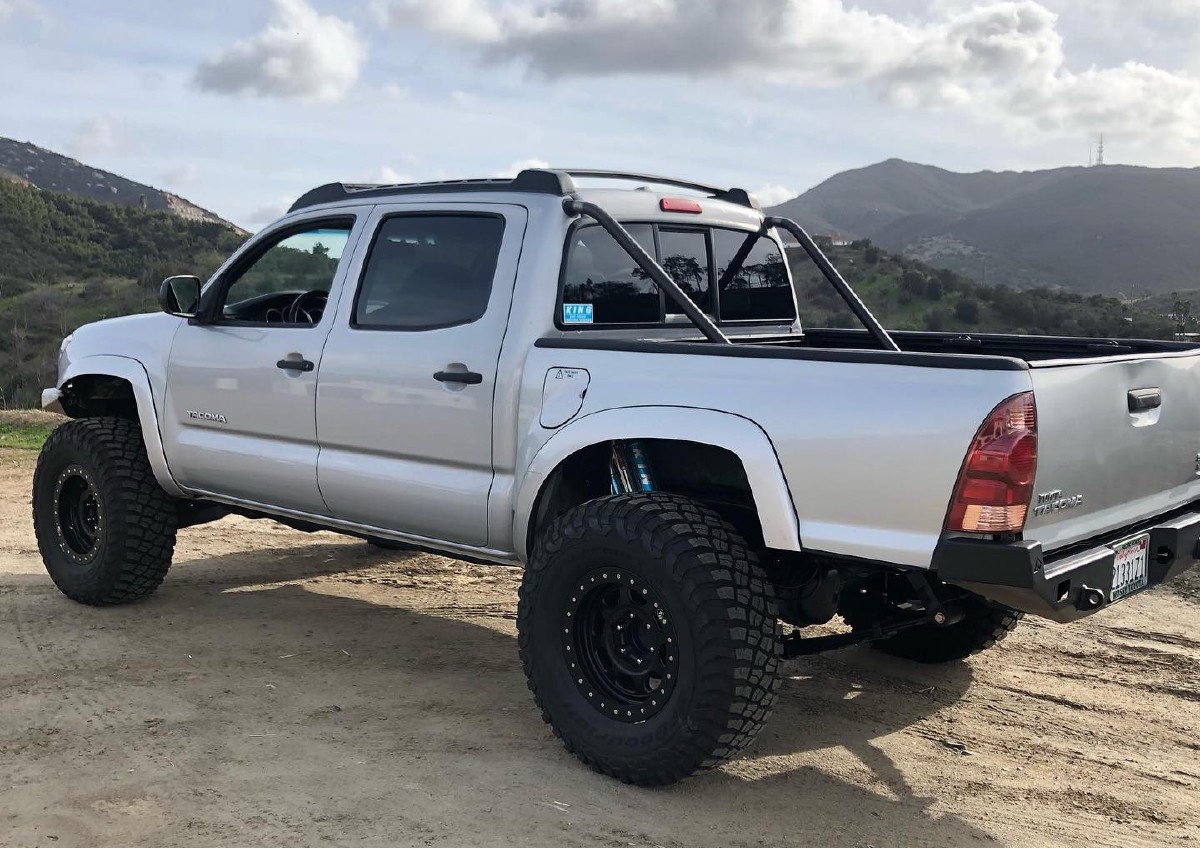 Do-it-all sleeper Toyota Tacoma on 35s with 16" travel